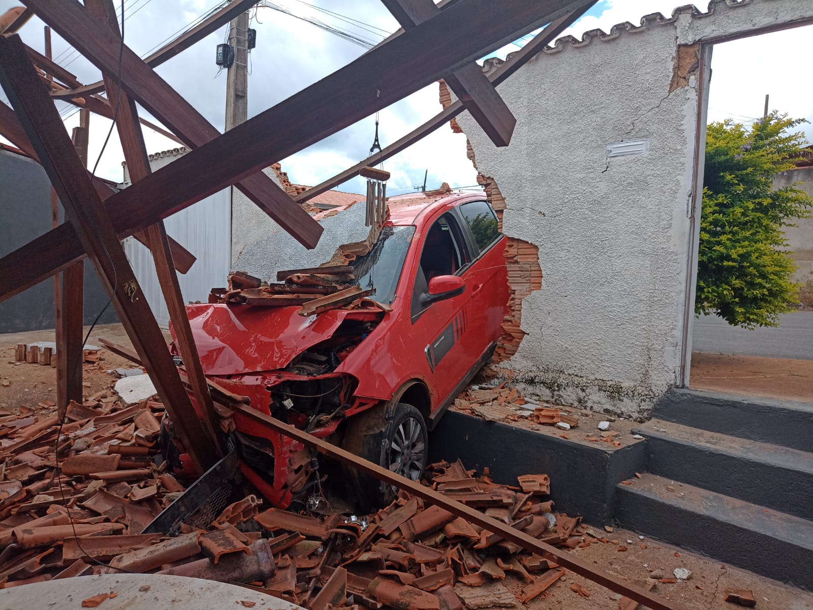 Homem Perde Controle De Carro Ap S Desviar De Cachorro E Colide Em Muro