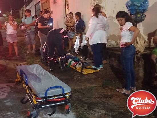 Acidente entre motoneta e caminhão deixa mãe e filho feridos no bairro